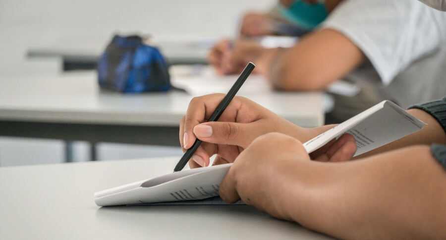 Solo dos de cada diez adolescentes argentinos completan la escuela a tiempo y con conocimientos básicos