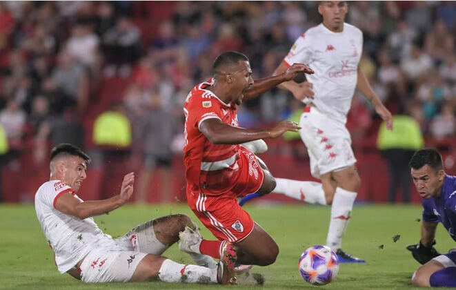 River Plate goleó 3-0 a Huracán y se afianza en la cima de la Liga Profesional