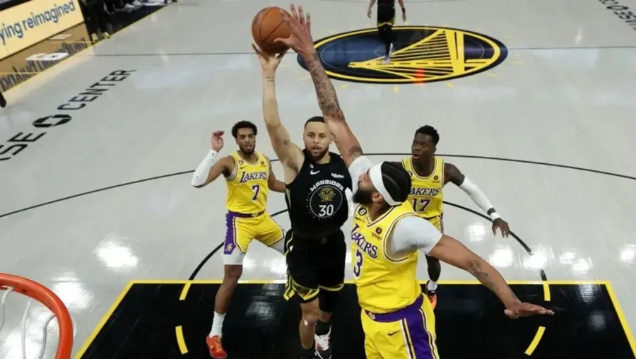 Los Lakers atacaron con su defensa a Golden State