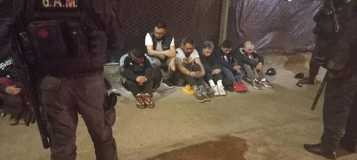 Durísimos enfrentamientos con palazos y corridas entre hinchas de Boca y Colo Colo