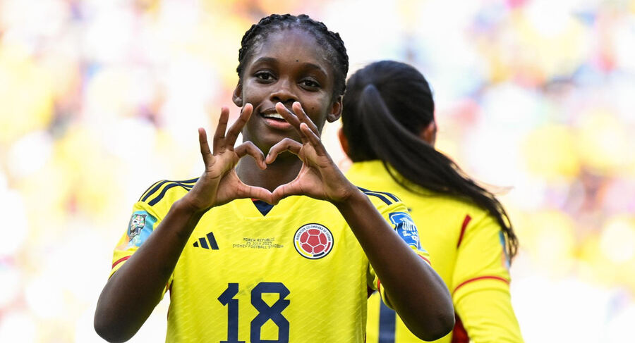 Mundial de fútbol femenino: la delantera de Colombia se agarró el pecho y se desplomó en pleno campo