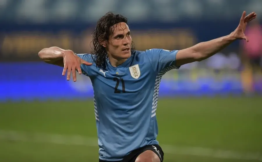 Edinson Cavani llegó a un acuerdo con Boca Juniors y el lunes firmaría su contrato