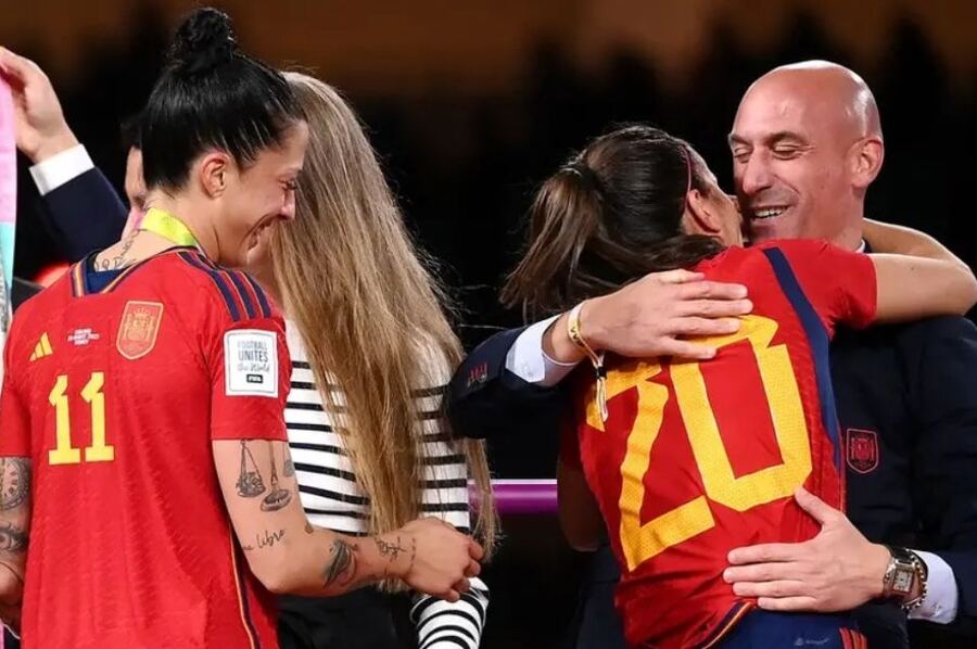 La FIFA abrió un procedimiento disciplinario contra Luis Rubiales