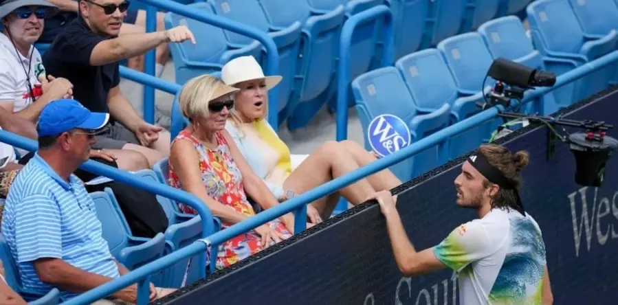 Tsitsipas detectó que una mujer imitaba el sonido de una abeja para desconcentrarlo y pidió que fuera expulsada