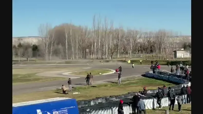 Un piloto de karting desmayó a golpes a otro en medio de una carrera