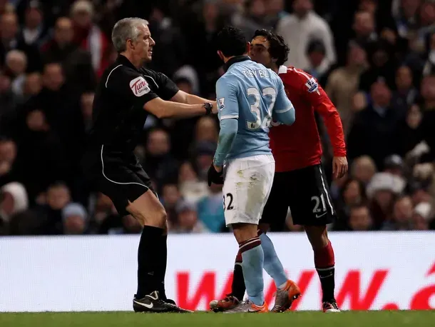 Un excompañero de Carlos Tevez en el Manchester United lo denunció por maltrato