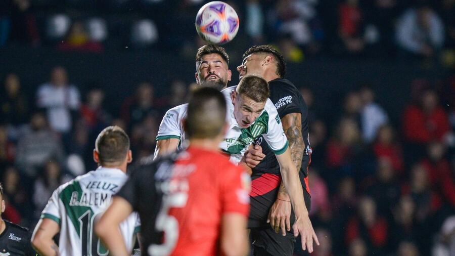 Banfield recibirá a Colón en un relevante partido por la permanencia