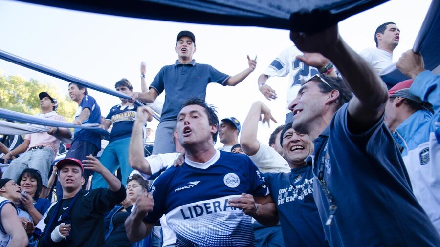 Gimnasia: los hinchas preparan una movilización en apoyo a los jugadores