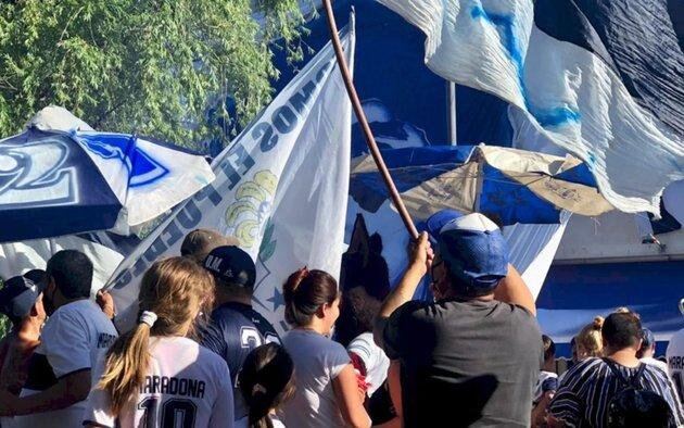 Varios micros y una multitud de hinchas del Lobo tiñen de azul y blanco la Autopista