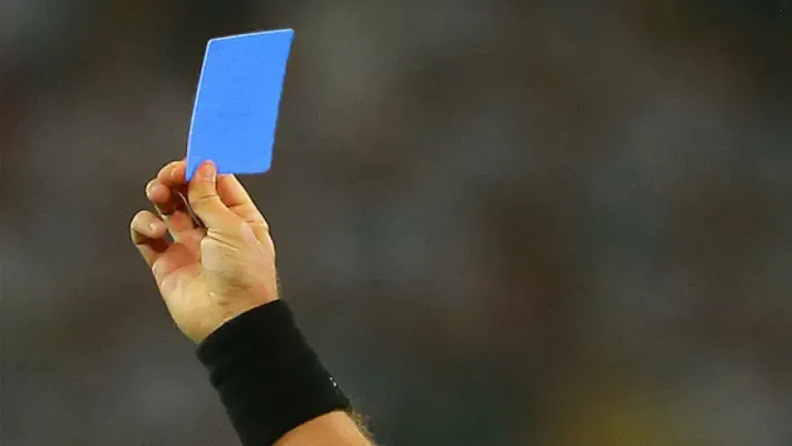 Llega la tarjeta azul al fútbol profesional: cuándo y dónde comenzará a usarse
