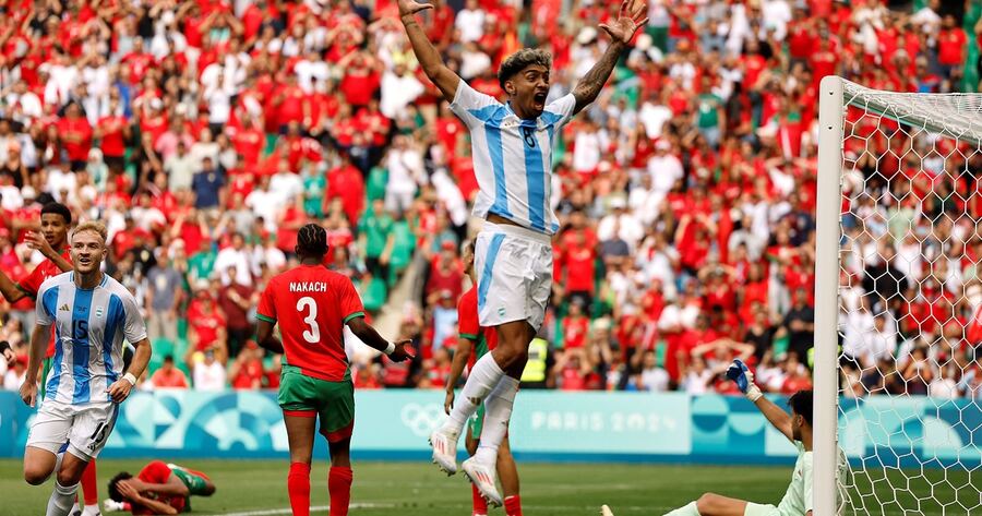 Insólito: una hora después anularon un gol de Medina, se reanudó el partido y Argentina perdió 2-1 ante Marruecos
