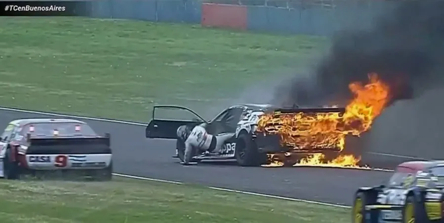 Impactante incendio en el Turismo Carretera: así escapó Mazzacane del brutal fuego en su auto