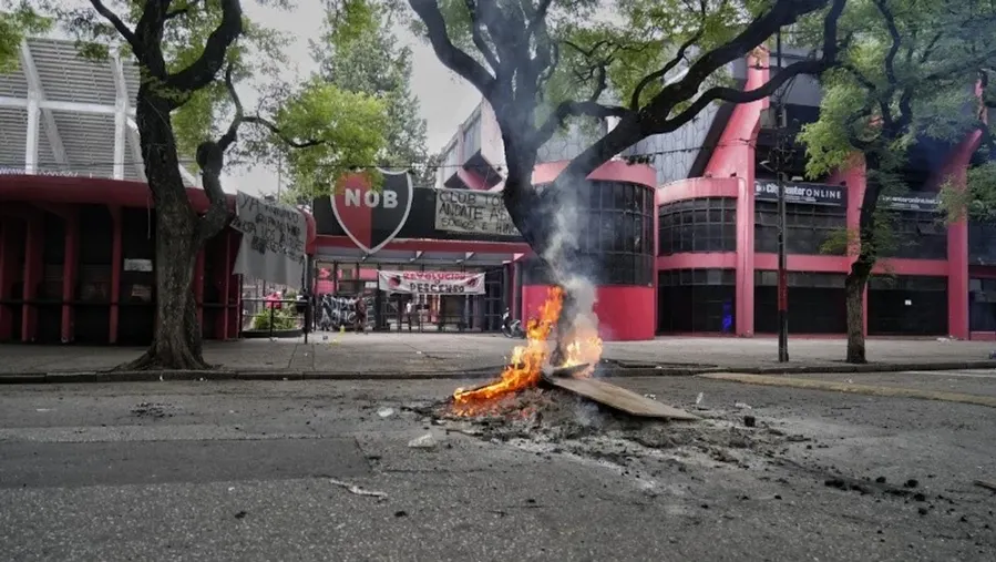 Newell‘s: los hinchas permanecen tomando el club a la espera de la renuncia de Astore