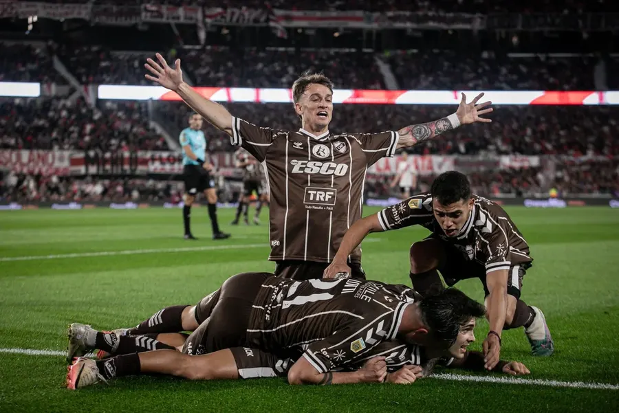 Apertura: Platense dio el batacazo en el Monumental, le ganó a River por penales y se medirá con San Lorenzo en semis