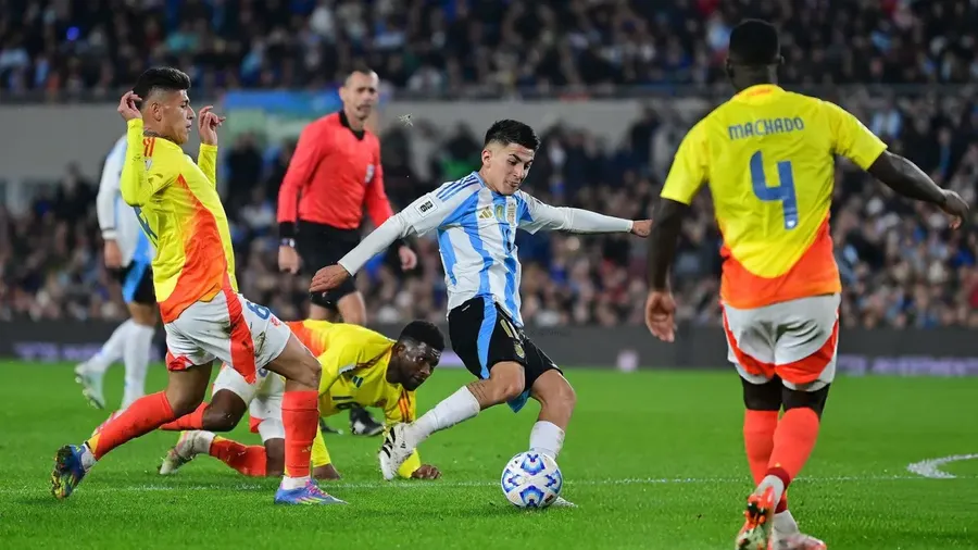 Con uno menos, Argentina empató 1-1 y salvó la noche ante Colombia