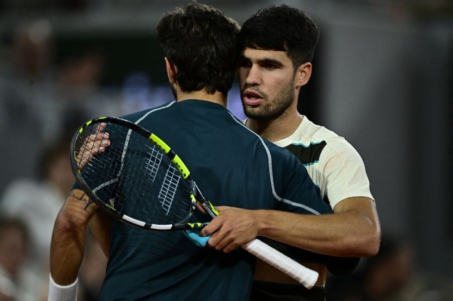 Carlos Alcaraz avanzó a la final con retiro de Lorenzo Musetti y buscará el bicampeonato en Roland Garros