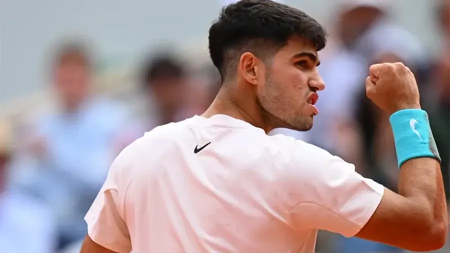 Alcaraz avanzó a semifinales de Wimbledon con una sólida victoria sobre Norrie