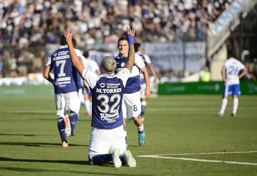 Gimnasia derrotó a Vélez y sostiene su ilusión de meterse en play off