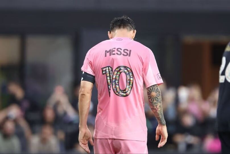 Messi tiene "una distensión leve" que le demandará dos semanas de recuperación pero llegaría al debut mundialista